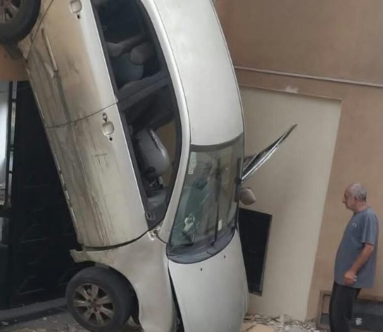 حادث غير مألوف في عرمون… سيارة تنقلب داخل مرآب مبنى سكني!
