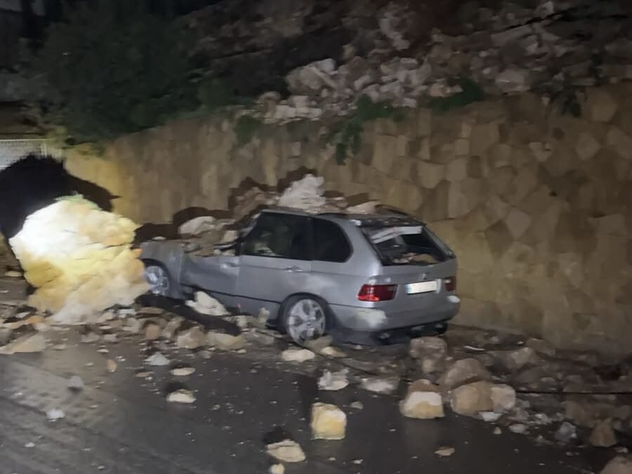 انهيار صخري في سير الضنية… وتحطّم سيارة!
