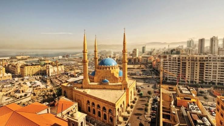 بالفيديو: امرأة عارية قرب جامع محمد الأمين… أين المسؤولون عمّا يجري في قلب بيروت؟
